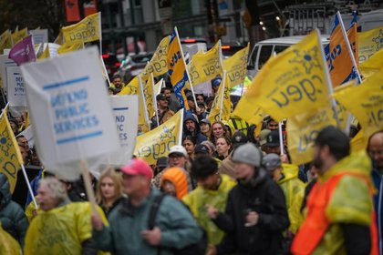 Unions converge in Vancouver in push for B.C. public service contract