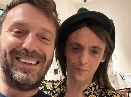 “Questa giacca non l’aveva mai indossata nessun artista, nemmeno io perché non ci entro”: Cremonini ‘presta’ a Lucio Corsi una casacca di Freddie Mercury