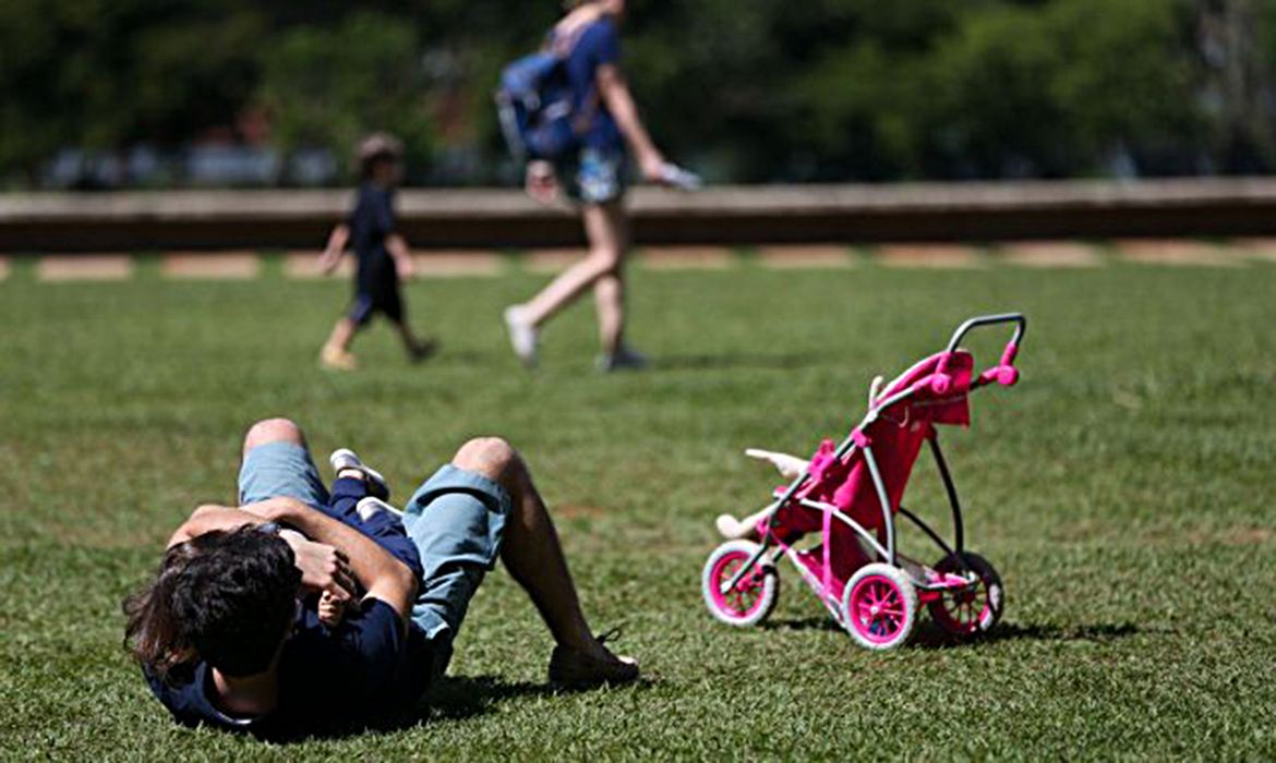 Metade dos brasileiros avalia que pais atuais estão menos presentes na vida dos filhos, aponta pesquisa