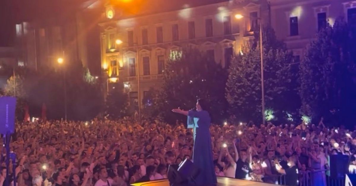 Dragana Mirković pred hiljadama ljudi napravila spektakl u Zrenjaninu: Sa masom uglas pevala tri sata