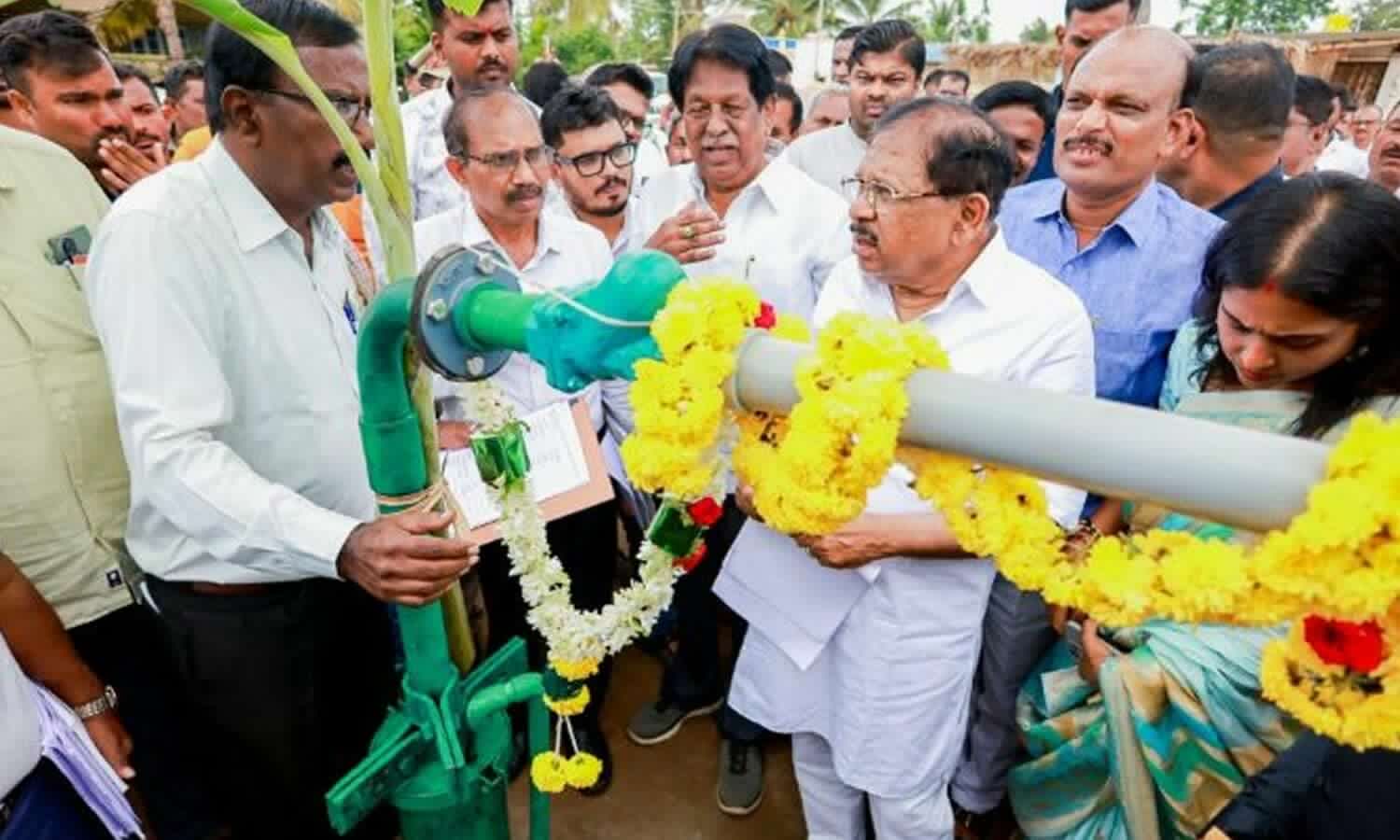 Dy CM inspects drought-hit areas in Tumakuru