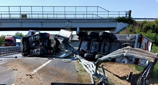 Si ribalta un tir, ancora un incidente in A4