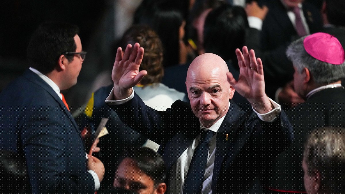 Une maîtresse présumée et une indemnité à six chiffres : Gianni Infantino de nouveau rattrapé par une vieille affaire qui pourrait compliquer sa bataille pour rester à la tête de la FIFA