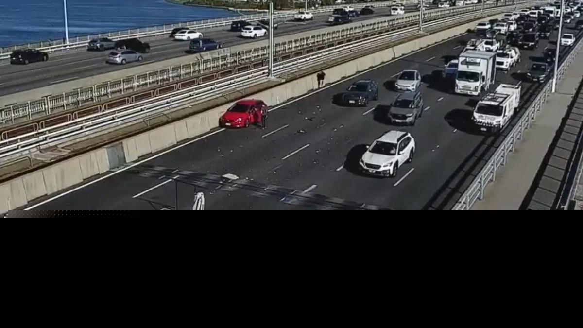 Mitchell Freeway crash blocks three lanes, traffic heavy at Narrows Bridge near Mounts Bay Road exit