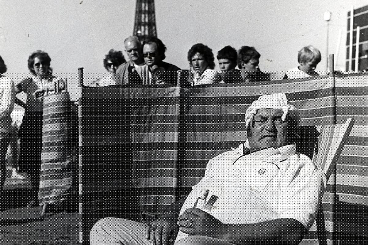 21 atmospheric old pictures that remember the 1980s in Blackpool with sticks of rock, deckchairs and tea