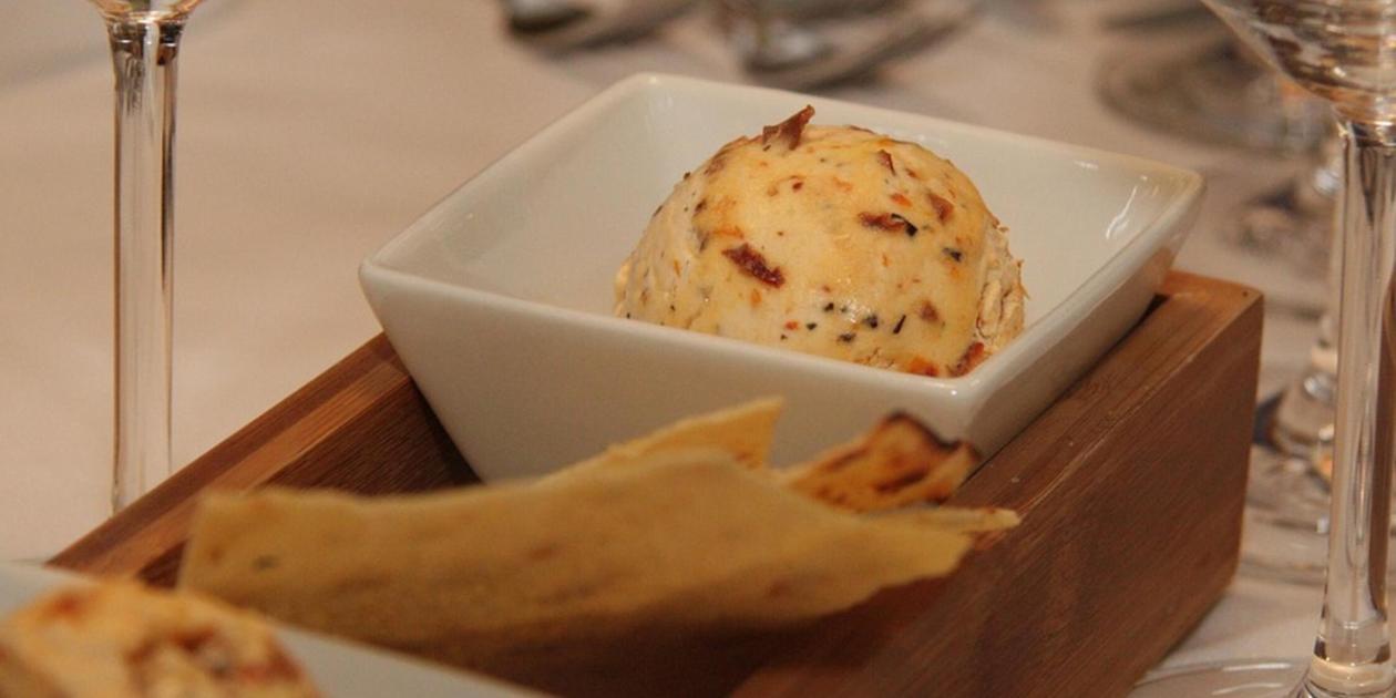Beilagen-Königin: Würzige Tomatenbutter selber machen - das perfekte Rezept für den Grillabend