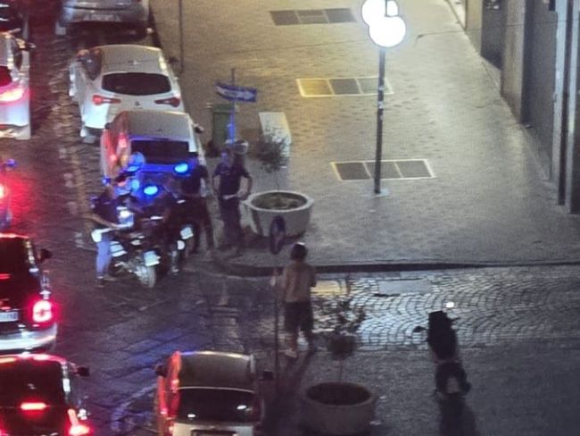 #Cronaca #Castellammare - Scooter sui marciapiedi per evitare il traffico, interviene la Municipale in via Catello Fusco
