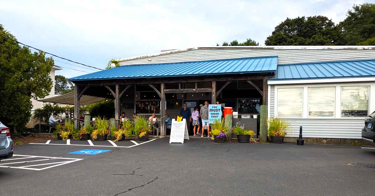 This Down-Home Restaurant In Rhode Island Serves Up The Best Fried Clams You’ll Ever Taste