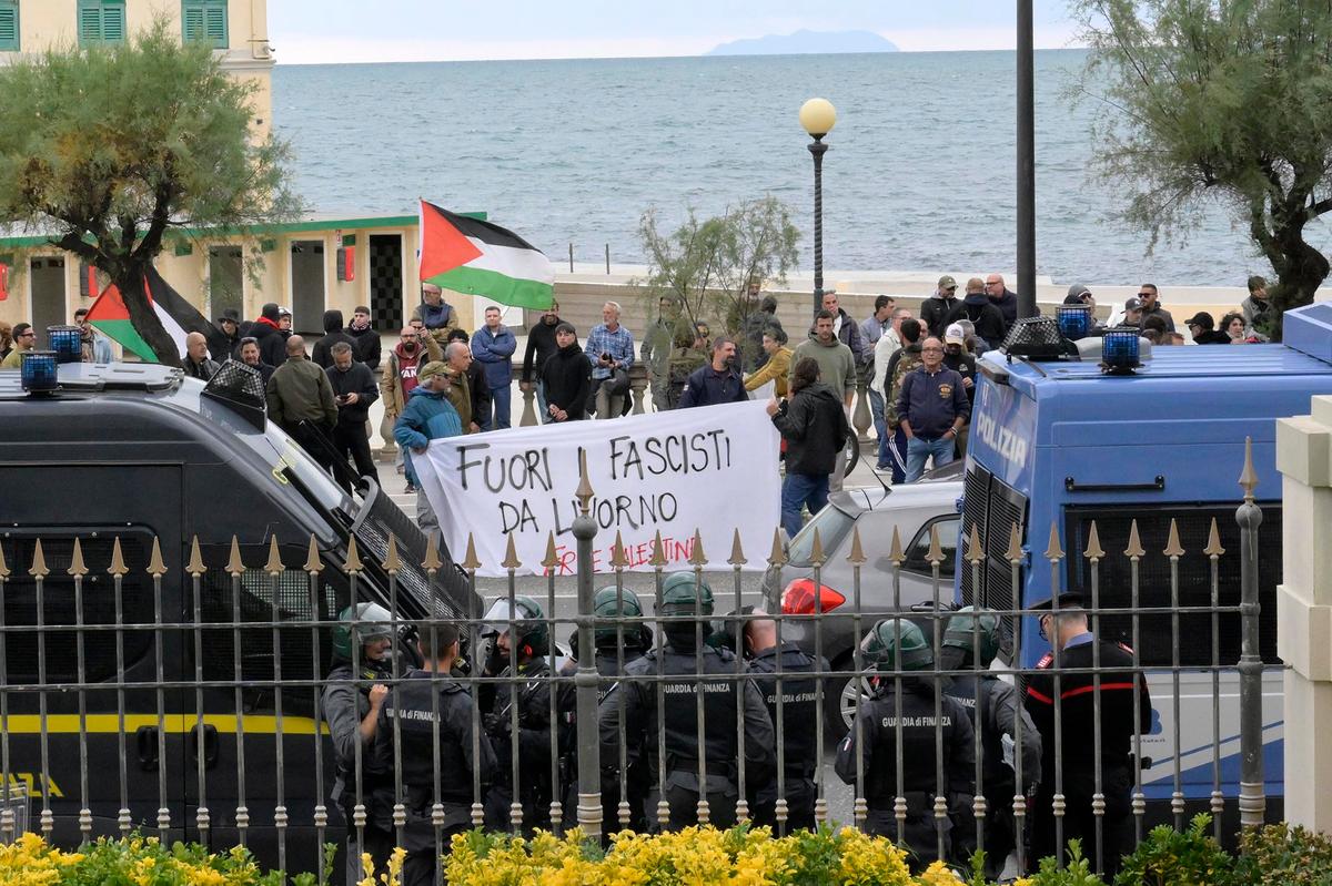 Vannacci a Livorno: contestazioni fuori dall’hotel del “Remigration Summit”