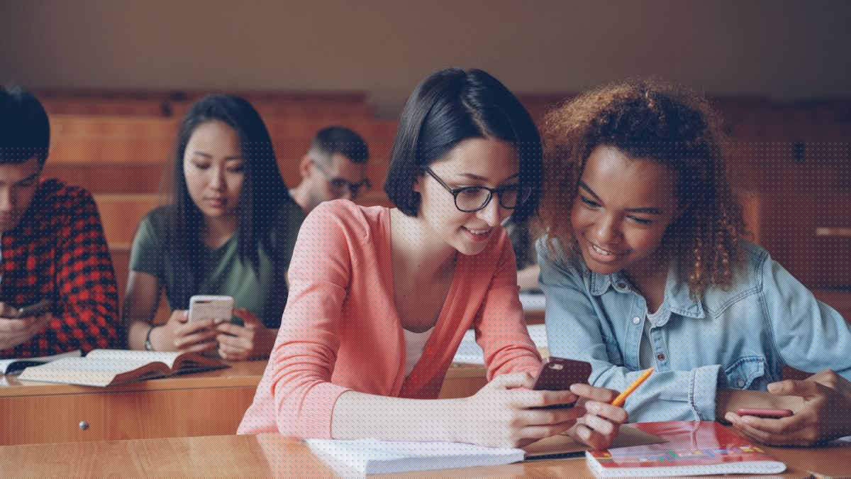 Governor Signs Cellphone Ban For Illinois Schools Into Law