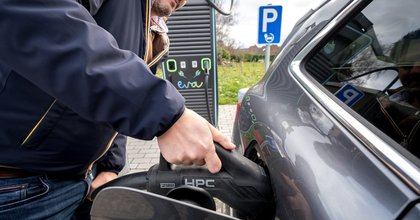 Effondrement du diesel, perte de terrain pour l'essence... En 2025, près de 3 voitures neuves immatriculées sur 4 étaient électriques ou hybrides !