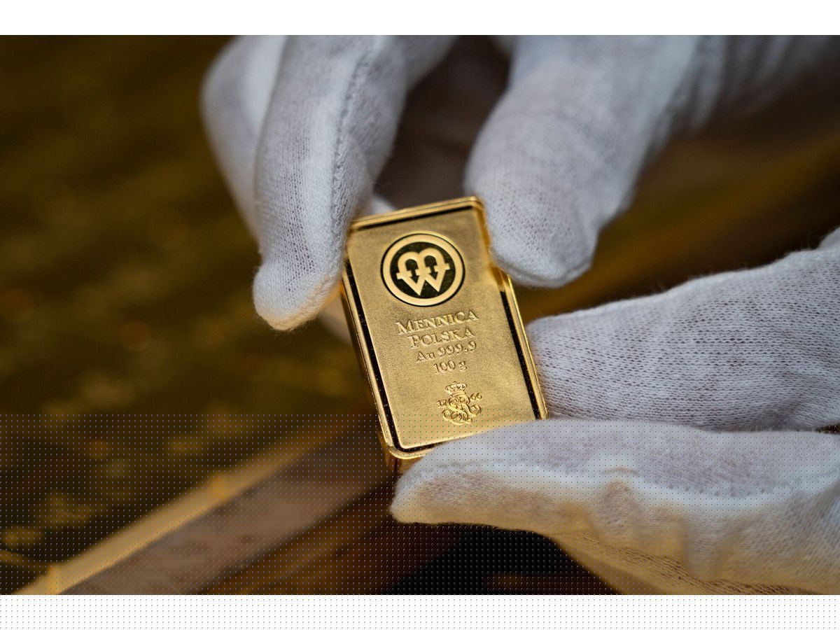 Gold Holds Decline as Traders Assess Prospects for Fed Rate Hike