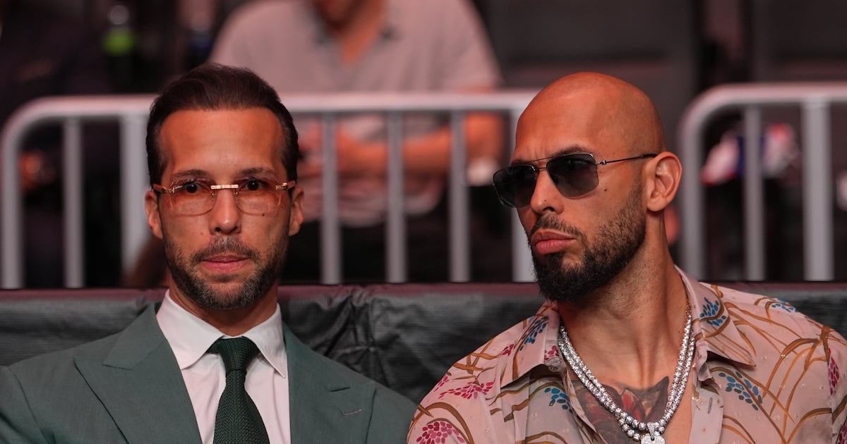 Tate brothers remain in jail at least two more weeks as they fight extradition