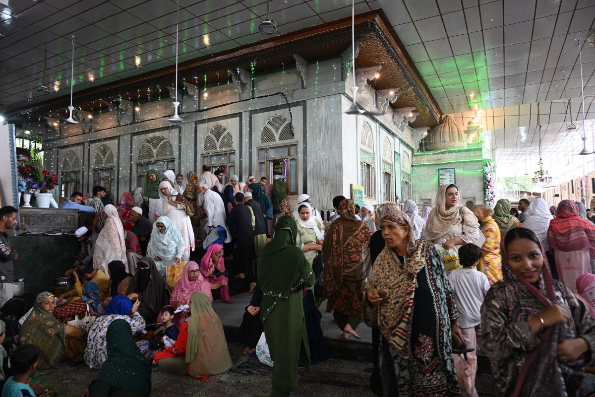In Photos: Devotees Throng Makhdoom Sahib (RA) Shrine on Annual Urs