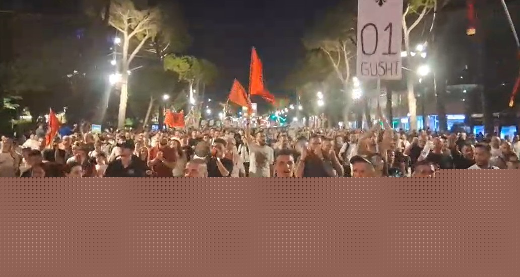 “Rama, jepe dorëheqjen!”/ Protestuesit rikthehen në Bulevard pas marshimit në disa rrugë të kryeqytetit, mbyllet protesta e 62-të. Nesër Diaspora zbarkon në Tiranë